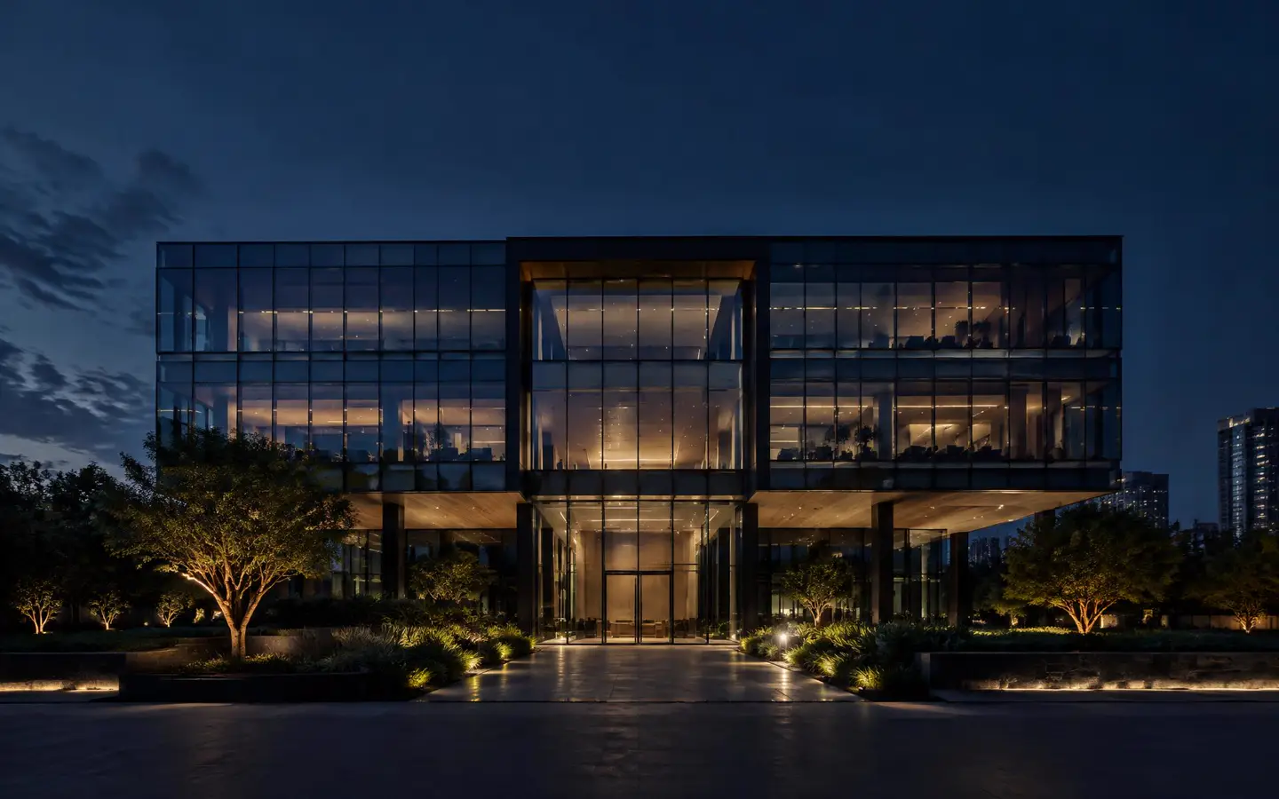 Edifício empresarial contemporâneo ao anoitecer